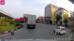 container lao vao ngan hang dam sap tuong nha dan