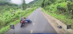 Video: "Thần chết" ngủ quên ngay trước đầu container