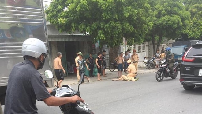 Video: Khoảnh khắc thanh niên 16 tuổi đâm CSGT bay lên không trung ở Hải Phòng