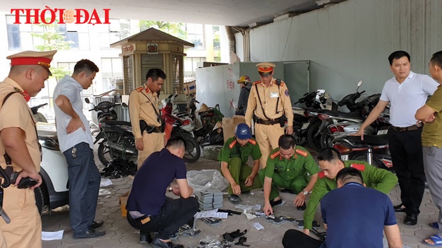 video bat qua tang nguoi phu nu van chuyen 19 khau sung tu che giua pho ha noi