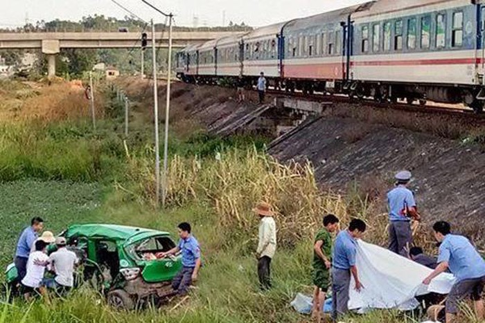 taxi mai linh co vuot duong ngang bi tau se1 dam 5 nguoi thuong vong