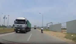 Video: Né trạm thu phí, xe tải phi 'như bay' ngược chiều