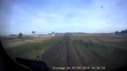 Video: Khoảnh khắc tàu hỏa đâm taxi Mai Linh xuống ruộng, 5 người thương vong