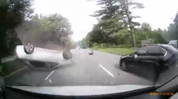 Video: Cú vượt ẩu khiến Camry "phơi bụng"giữa đường