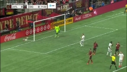 Video: Học cách sút penalty nhí nhảnh của sao Chelsea, tiền đạo Venezuela đưa bóng lên trời