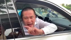 Video: Bị CSGT xử lý lỗi, tài xế khoe Mercedes 5 tỷ và... cố thủ