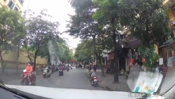 Video: Chạy công an còn giơ "ngón tay thối", nam thanh niên lao đầu vào ô tô