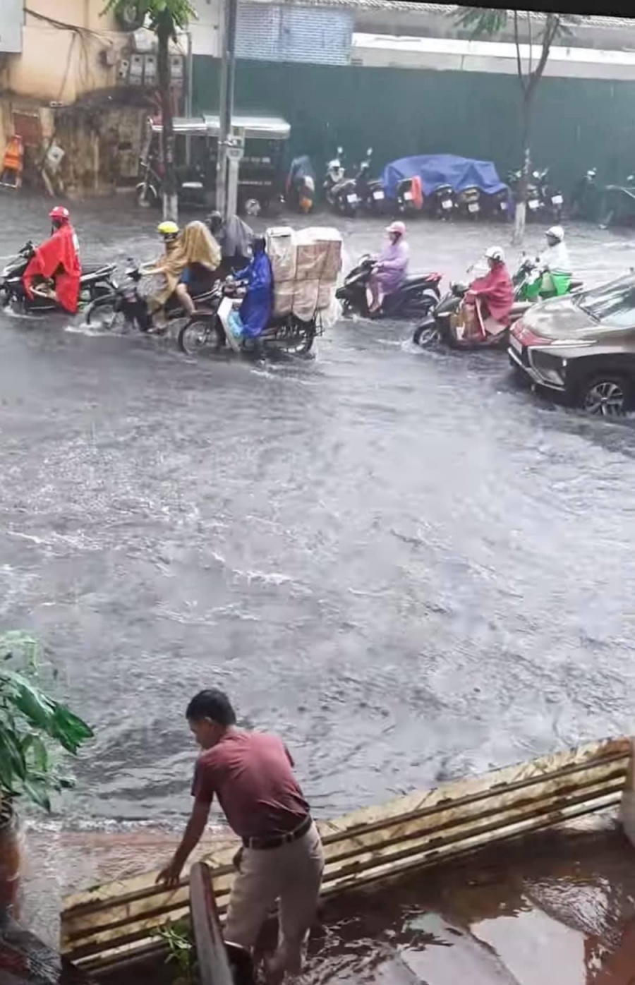 chum anh ha noi mua nhu trut o to xe may ngoac ngoai trong bien nuoc