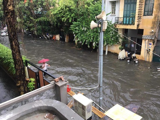 chum anh ha noi mua nhu trut o to xe may ngoac ngoai trong bien nuoc