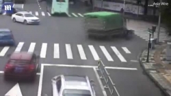 Video: Thần chết bó tay với người đàn ông quá may mắn