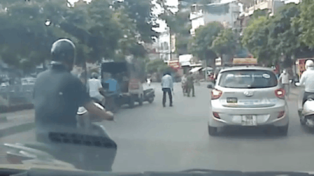 clip nam thanh nien dam vang nguoi dan ong khi dang thong chot cong an