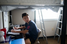 Mỹ trục xuất sinh viên học online: Đến lượt bang California kiện chính quyền ông Trump