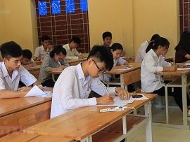 vu lo de mon ngu van lop 9 nhan vien thu vien mang de thi ve nha bi con gai chup lai roi chia se