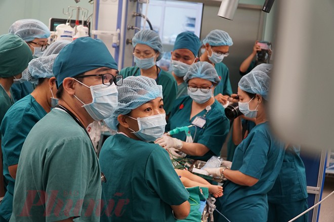 anh nhung hinh anh ve ca tach roi cap song sinh phuc tap nhat viet nam