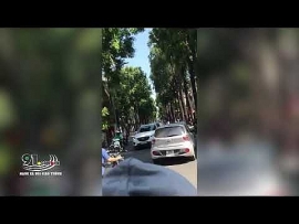 Clip: Tài xế cố đạp ga bỏ chạy, hất văng công an lên nắp capo giữa phố Hà Nội