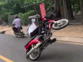 clip lao thang vao nha dan sau cu boc dau xe may ron toc gay