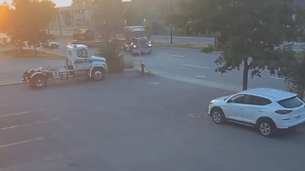 Clip: Nghi đuổi nhau trên đường, 2 ô tô dập nát sau cú tông kinh hoàng vào xe đầu kéo