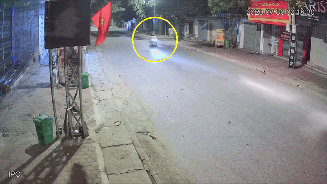 clip co gai dau tran phong sh lao thang vao dau xe tai