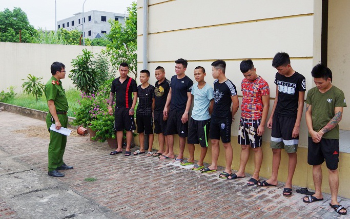 thay ban gai bi treu nam thanh nien ru 11 nguoi vac dao kiem di hon chien