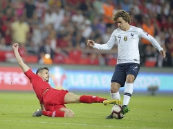 cong phuong ra san clb bi van thua soc