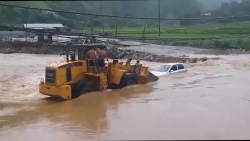 Video: Máy xúc "bất lực" khi ô tô bị lũ cuốn phăng ở Phú Thọ