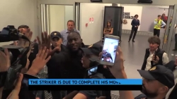 Lukaku được hàng trăm người đón ở sân bay Ý, sau khi bị Man Utd bán 72 triệu bảng