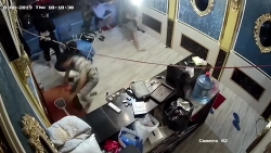 video khong so chet nam thanh nien tum co ran ho mang khong lo bang tay khong