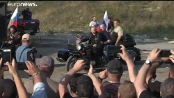 Video: Ông Putin phóng motor phân khối lớn cùng 
