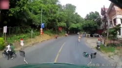 Video: Tránh CSGT khiến ô tô suýt dồn toa và container gặp nạn