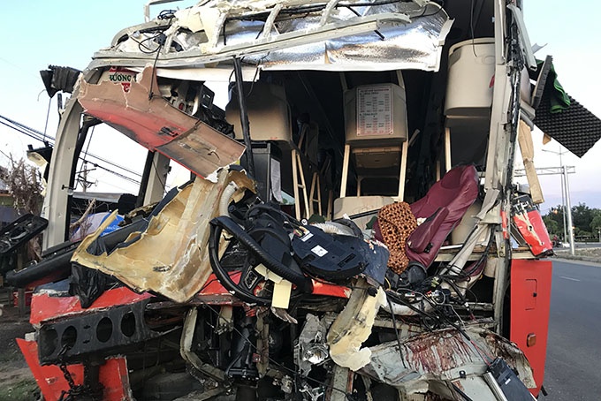 khanh hoa hai xe khach dam nhau kinh hoang 41 nguoi thuong vong