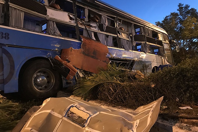 khanh hoa hai xe khach dam nhau kinh hoang 41 nguoi thuong vong