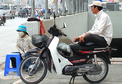 tu nam 2021 tai xe xe om va shiper phai deo the hoat dong tren nguc ao