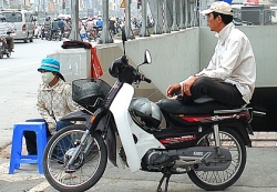 tu nam 2021 tai xe xe om va shipper phai deo the hoat dong tren nguc ao