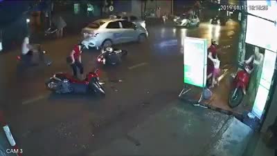 Video: Suýt tai nạn vì bà mẹ thản nhiên dừng xe giữa đường mặc áo mưa