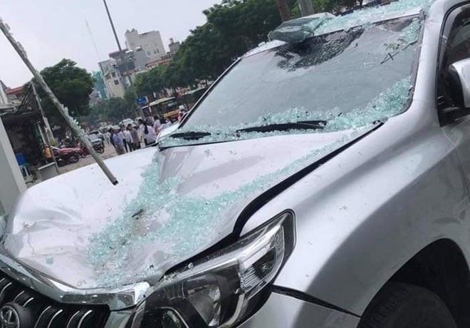 chu showroom noi gi vu o to lao tu tang 2 xuong dat o ha noi