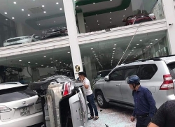 chu showroom noi gi vu o to lao tu tang 2 xuong dat o ha noi