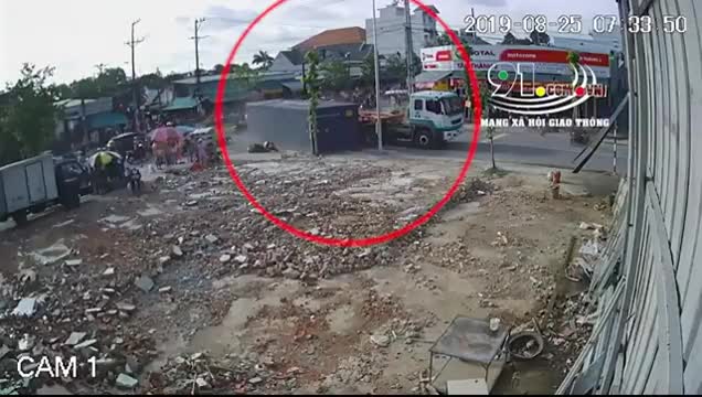 Video: Thùng container nặng hàng tấn suýt đè trúng người đi đường