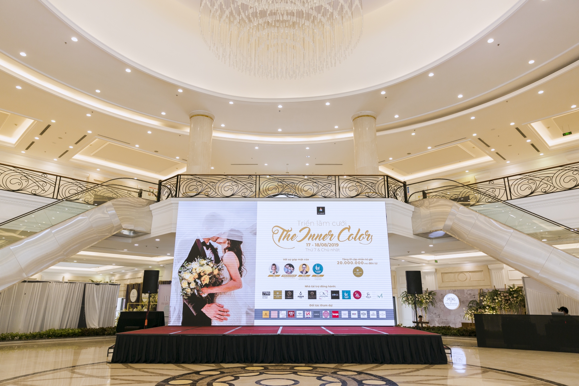 Triển lãm cưới Almaz Mini Wedding Fair - Rực rỡ màu sắc cá nhân trong ngày trọng đại trien lam cuoi almaz mini wedding fair ruc ro mau sac ca nhan trong ngay trong dai