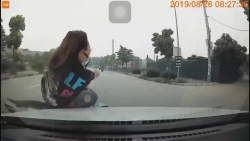Video: Cô gái đầu trần "hôn" nắp capo vì sang đường ẩu
