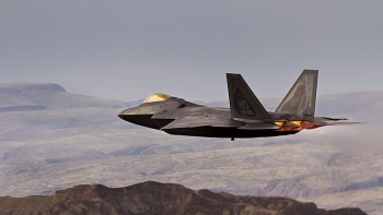 Clip: Tiêm kích F-22 Mỹ như 