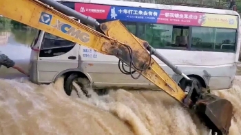 Clip: Thót tim cảnh máy xúc chắn ngang dòng nước lũ cứu xe buýt chở 14 người khỏi bị cuốn trôi