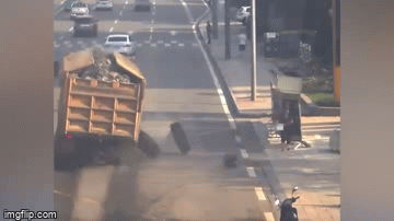 clip hai hung xe tai dang di roi 3 lop vang len via he ha do van nguoi di bo