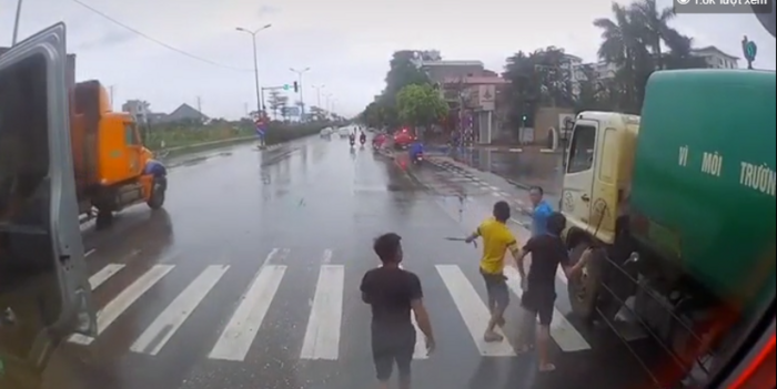 Clip: Tài xế xe tải và vệ sinh môi trường cầm tuýp sắt 