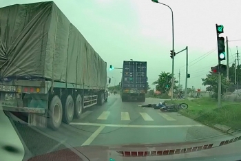 Clip: Xót xa khoảnh khắc container vượt ẩu, cán tử vong nữ sinh rồi tăng ga bỏ chạy