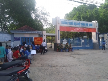 pho chu tich xa o phu quoc thi tot nghiep thpt 2020 ngoi cung phong voi thi sinh cap 3