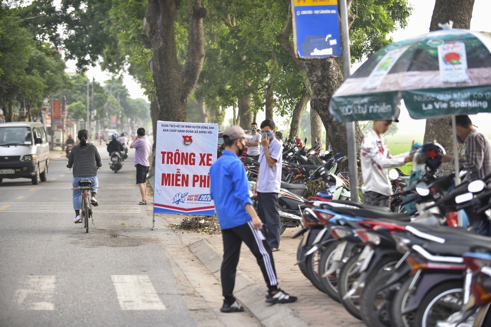 Ảnh: Thí sinh được kiểm tra y tế trước khi bước vào phòng thi tốt nghiệp THPT 2020 sáng 9/8/2020