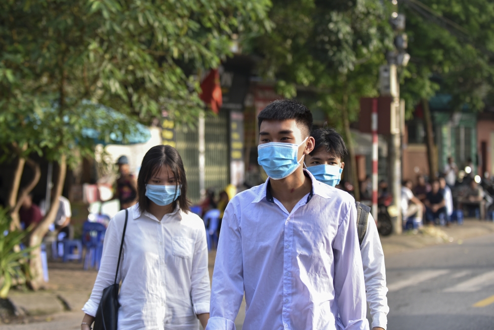 Ảnh: Thí sinh được kiểm tra y tế trước khi bước vào phòng thi tốt nghiệp THPT 2020 sáng 9/8/2020