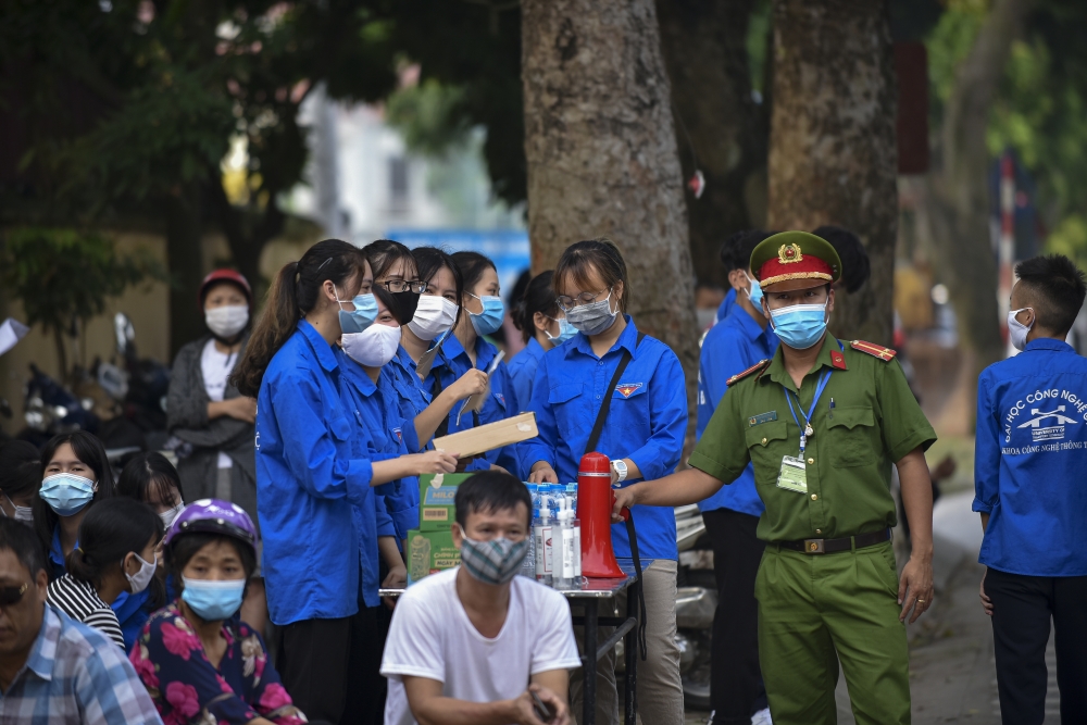 Ảnh: Thí sinh được kiểm tra y tế trước khi bước vào phòng thi tốt nghiệp THPT 2020 sáng 9/8/2020