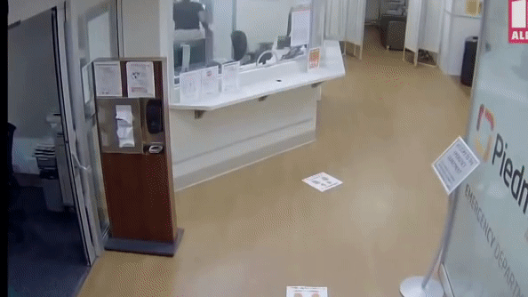 Clip: Hãi hùng ô tô mất lái đâm vỡ cửa bệnh viện khiến 5 người thương vong