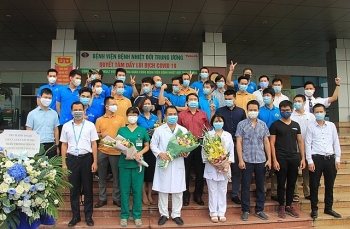 cac thanh vien chuyen bay giai cuu 219 cong dan tai guinea xich dao het cach ly duoc tro ve nha